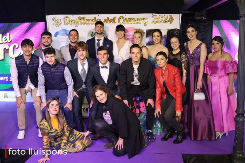 La gran desfilada del Comerç de Pedreguer va més enllà de la moda i complements i innova amb altres sectors La gran desfilada del Comerç de Pedreguer va més enllà de la moda i complements i innova amb altres sectors