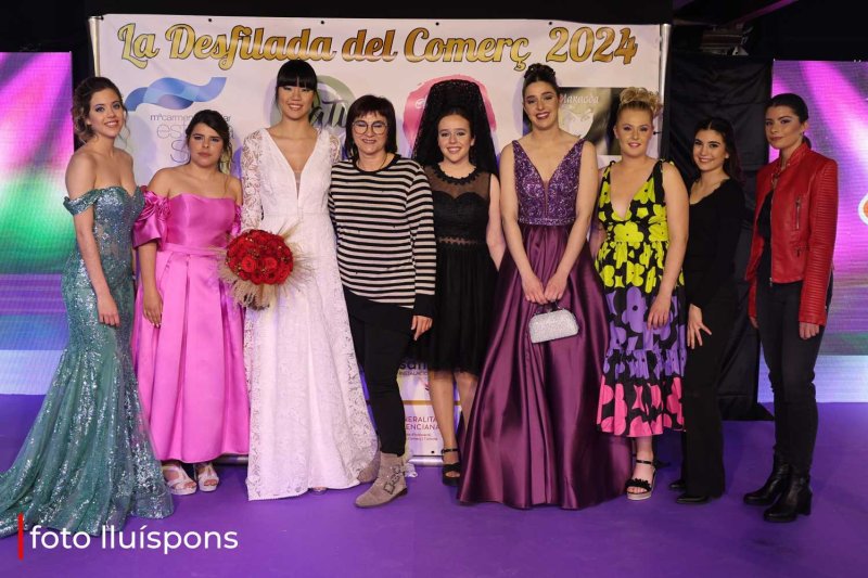 La gran desfilada del Comerç de Pedreguer va més enllà de la moda i complements i innova amb altres sectors La gran desfilada del Comerç de Pedreguer va més enllà de la moda i complements i innova amb altres sectors