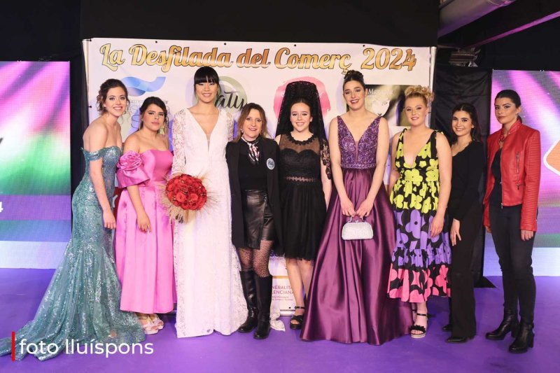 La gran desfilada del Comerç de Pedreguer va més enllà de la moda i complements i innova amb altres sectors La gran desfilada del Comerç de Pedreguer va més enllà de la moda i complements i innova amb altres sectors