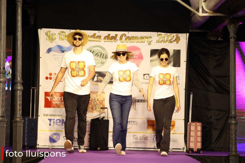 La gran desfilada del Comerç de Pedreguer va més enllà de la moda i complements i innova amb altres sectors La gran desfilada del Comerç de Pedreguer va més enllà de la moda i complements i innova amb altres sectors