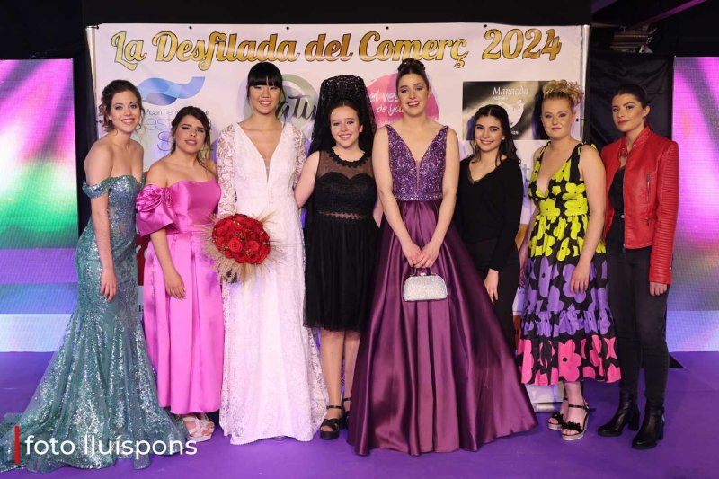 La gran desfilada del Comerç de Pedreguer va més enllà de la moda i complements i innova amb altres sectors La gran desfilada del Comerç de Pedreguer va més enllà de la moda i complements i innova amb altres sectors