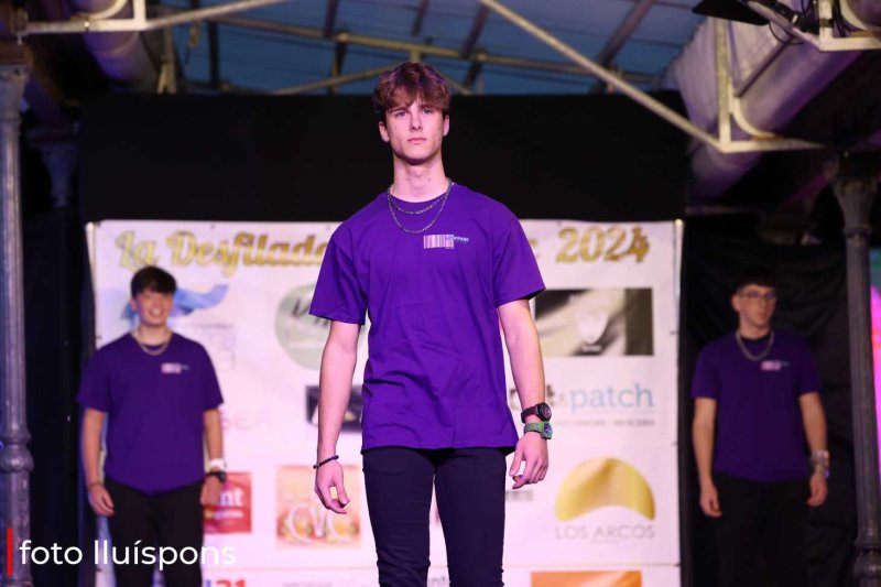 La gran desfilada del Comerç de Pedreguer va més enllà de la moda i complements i innova amb altres sectors La gran desfilada del Comerç de Pedreguer va més enllà de la moda i complements i innova amb altres sectors