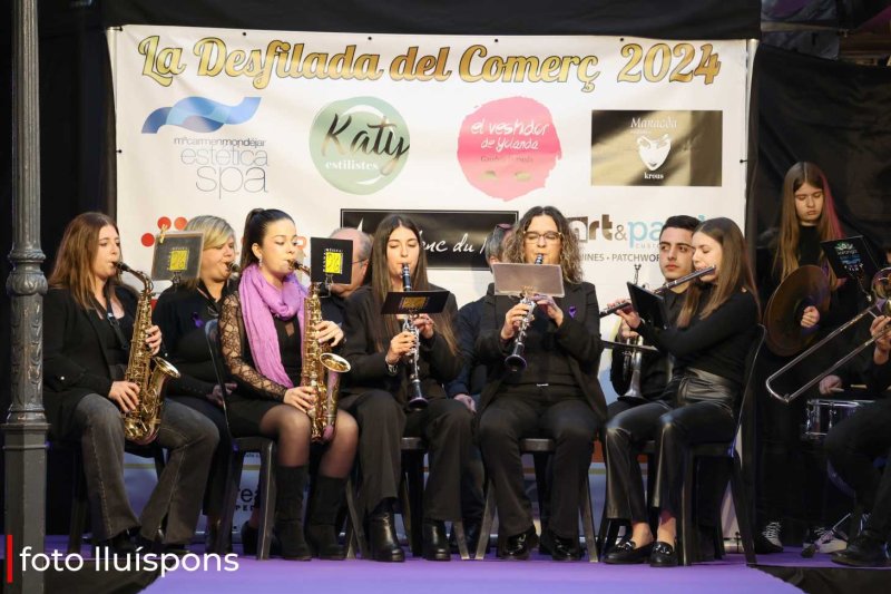 La gran desfilada del Comerç de Pedreguer va més enllà de la moda i complements i innova amb altres sectors La gran desfilada del Comerç de Pedreguer va més enllà de la moda i complements i innova amb altres sectors