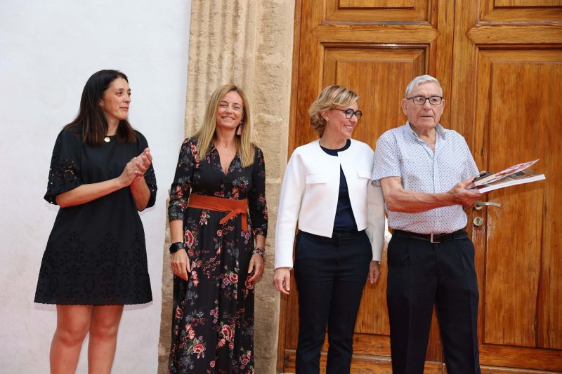 Les representants de Fogueres de Xàbia ja tenen les bandes Les representants de Fogueres de Xàbia ja tenen les bandes