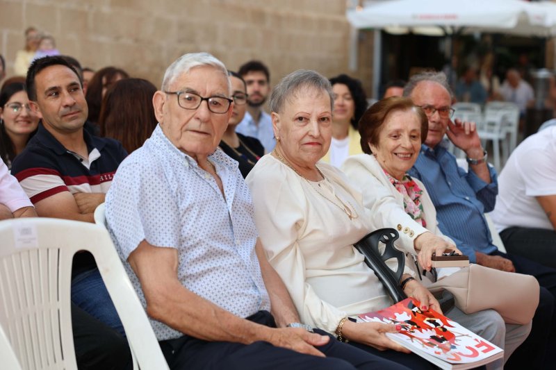 Les representants de Fogueres de Xàbia ja tenen les bandes Les representants de Fogueres de Xàbia ja tenen les bandes