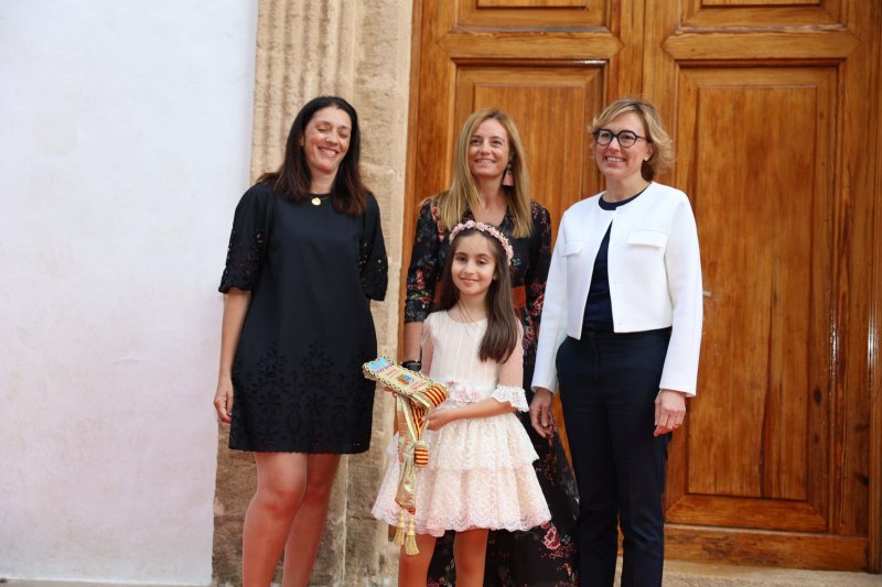 Les representants de Fogueres de Xàbia ja tenen les bandes Les representants de Fogueres de Xàbia ja tenen les bandes