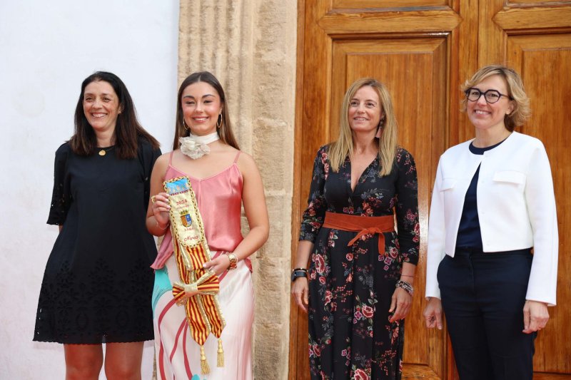 Les representants de Fogueres de Xàbia ja tenen les bandes Les representants de Fogueres de Xàbia ja tenen les bandes