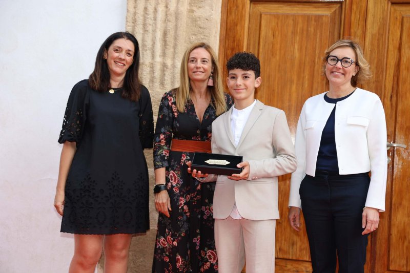 Les representants de Fogueres de Xàbia ja tenen les bandes Les representants de Fogueres de Xàbia ja tenen les bandes