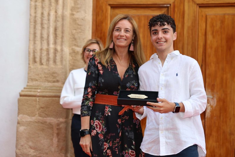 Les representants de Fogueres de Xàbia ja tenen les bandes Les representants de Fogueres de Xàbia ja tenen les bandes