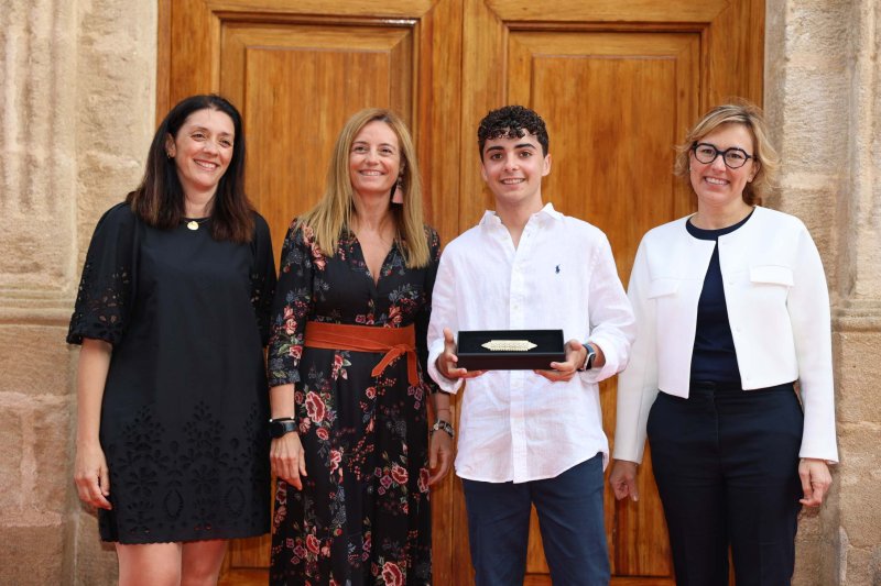 Les representants de Fogueres de Xàbia ja tenen les bandes Les representants de Fogueres de Xàbia ja tenen les bandes
