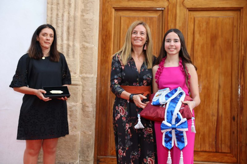 Les representants de Fogueres de Xàbia ja tenen les bandes Les representants de Fogueres de Xàbia ja tenen les bandes