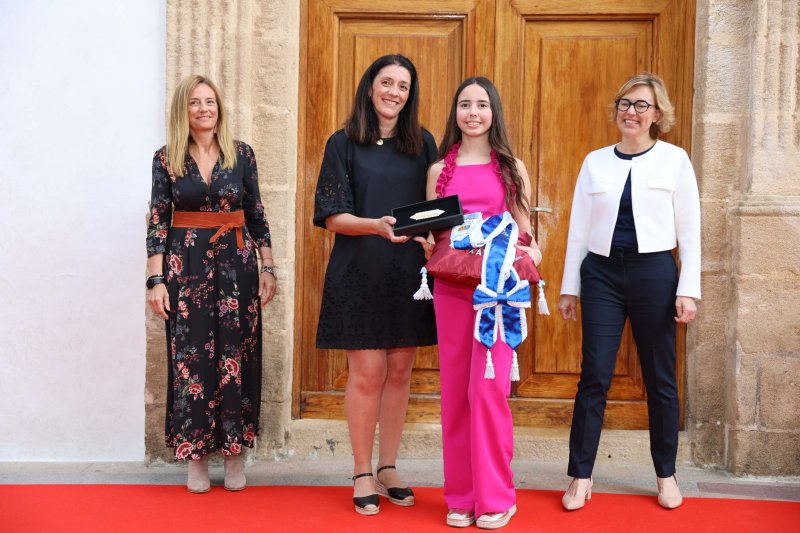 Les representants de Fogueres de Xàbia ja tenen les bandes Les representants de Fogueres de Xàbia ja tenen les bandes