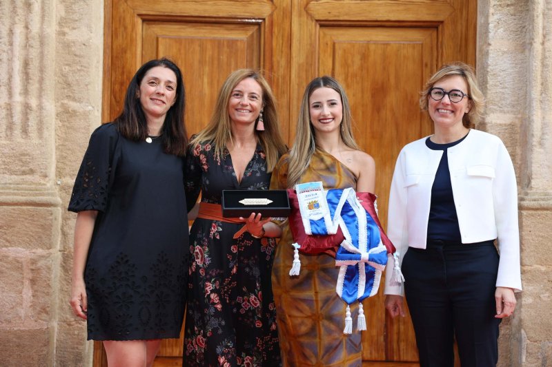 Les representants de Fogueres de Xàbia ja tenen les bandes Les representants de Fogueres de Xàbia ja tenen les bandes