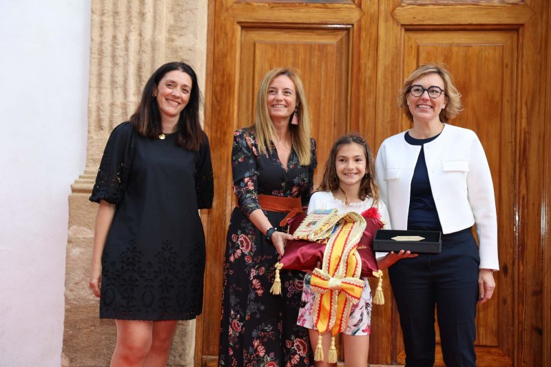 Les representants de Fogueres de Xàbia ja tenen les bandes Les representants de Fogueres de Xàbia ja tenen les bandes