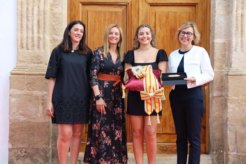Les representants de Fogueres de Xàbia ja tenen les bandes Les representants de Fogueres de Xàbia ja tenen les bandes