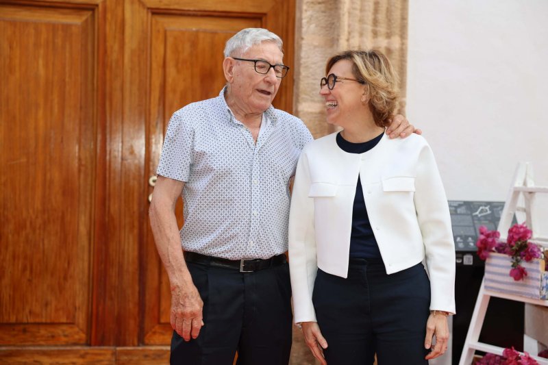 Les representants de Fogueres de Xàbia ja tenen les bandes Les representants de Fogueres de Xàbia ja tenen les bandes