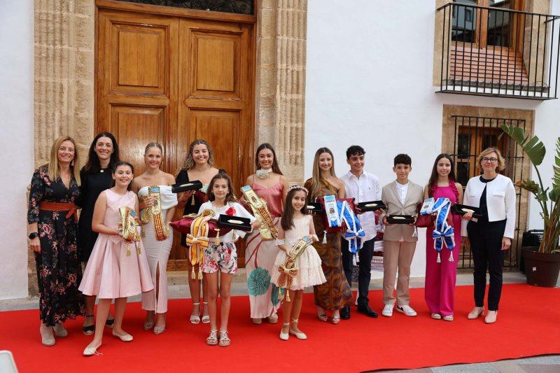 Les representants de Fogueres de Xàbia ja tenen les bandes Les representants de Fogueres de Xàbia ja tenen les bandes