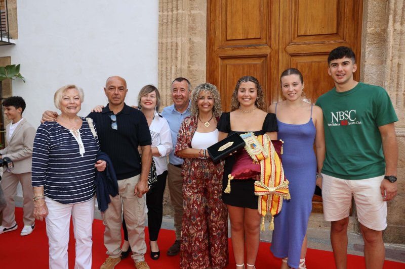 Les representants de Fogueres de Xàbia ja tenen les bandes Les representants de Fogueres de Xàbia ja tenen les bandes