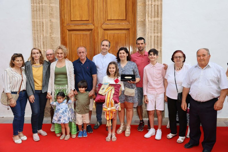 Les representants de Fogueres de Xàbia ja tenen les bandes Les representants de Fogueres de Xàbia ja tenen les bandes