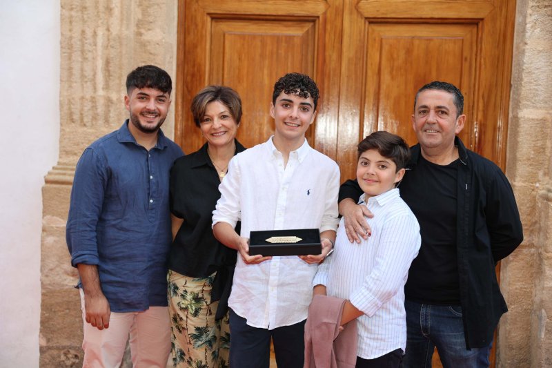 Les representants de Fogueres de Xàbia ja tenen les bandes Les representants de Fogueres de Xàbia ja tenen les bandes