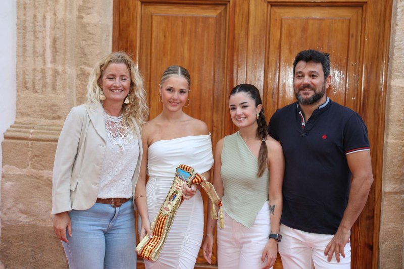 Les representants de Fogueres de Xàbia ja tenen les bandes Les representants de Fogueres de Xàbia ja tenen les bandes