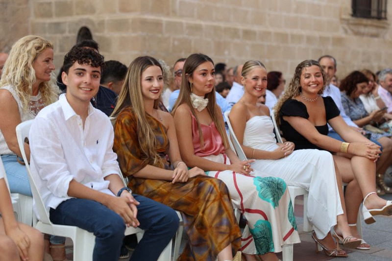 Les representants de Fogueres de Xàbia ja tenen les bandes Les representants de Fogueres de Xàbia ja tenen les bandes