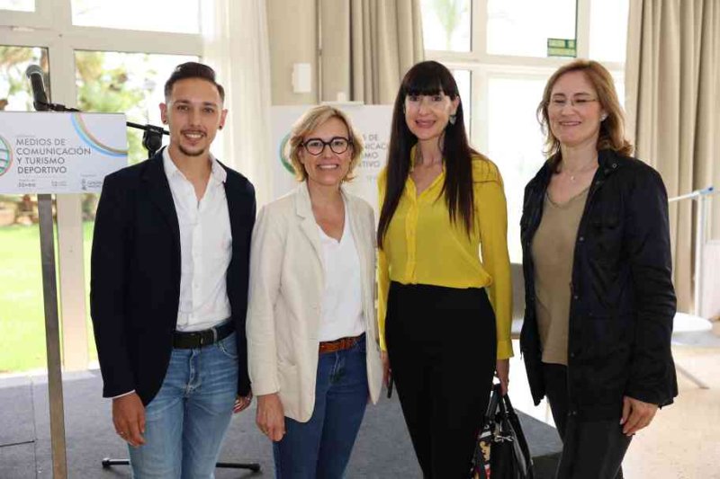 Nuria Montes, en la inauguración de las jornadas sobre turismo y deporte en Xàbia: “Se trata de un producto tremendamente atractivo y que desestacionaliza” Nuria Montes, en la inauguración de las jornadas sobre turismo y deporte en Xàbia: “Se trata de un producto tremendamente atractivo y que desestacionaliza”