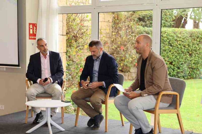 Nuria Montes, en la inauguración de las jornadas sobre turismo y deporte en Xàbia: “Se trata de un producto tremendamente atractivo y que desestacionaliza” Nuria Montes, en la inauguración de las jornadas sobre turismo y deporte en Xàbia: “Se trata de un producto tremendamente atractivo y que desestacionaliza”