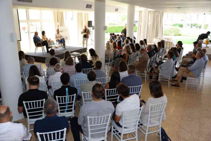 Nuria Montes, en la inauguración de las jornadas sobre turismo y deporte en Xàbia: “Se trata de un producto tremendamente atractivo y que desestacionaliza” Nuria Montes, en la inauguración de las jornadas sobre turismo y deporte en Xàbia: “Se trata de un producto tremendamente atractivo y que desestacionaliza”