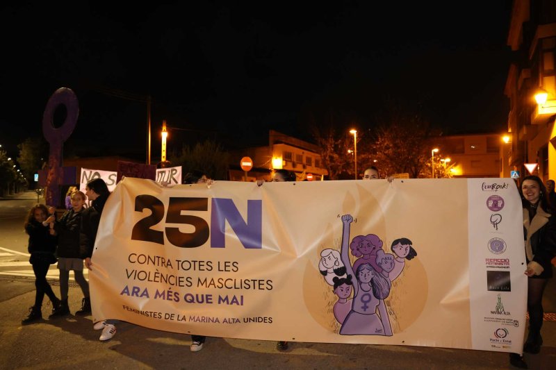 Vora 300 persones es manifesten a Gata en la primera convocatòria comarcal contra la violència de gènere Vora 300 persones es manifesten a Gata en la primera convocatòria comarcal contra la violència de gènere
