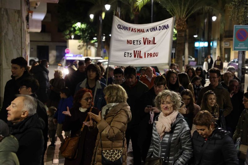 Vora 300 persones es manifesten a Gata en la primera convocatòria comarcal contra la violència de gènere Vora 300 persones es manifesten a Gata en la primera convocatòria comarcal contra la violència de gènere