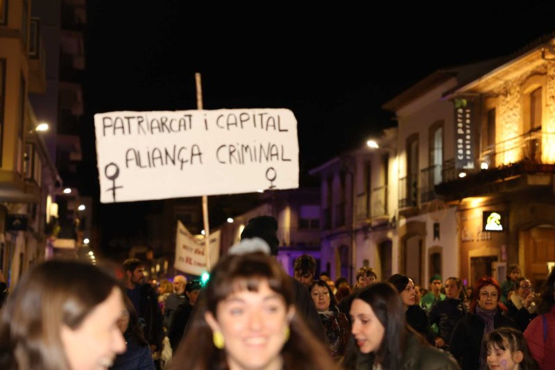 Vora 300 persones es manifesten a Gata en la primera convocatòria comarcal contra la violència de gènere Vora 300 persones es manifesten a Gata en la primera convocatòria comarcal contra la violència de gènere