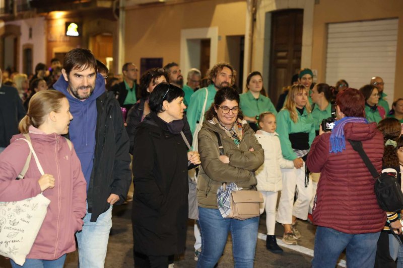 Vora 300 persones es manifesten a Gata en la primera convocatòria comarcal contra la violència de gènere Vora 300 persones es manifesten a Gata en la primera convocatòria comarcal contra la violència de gènere