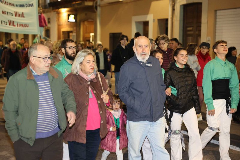 Vora 300 persones es manifesten a Gata en la primera convocatòria comarcal contra la violència de gènere Vora 300 persones es manifesten a Gata en la primera convocatòria comarcal contra la violència de gènere