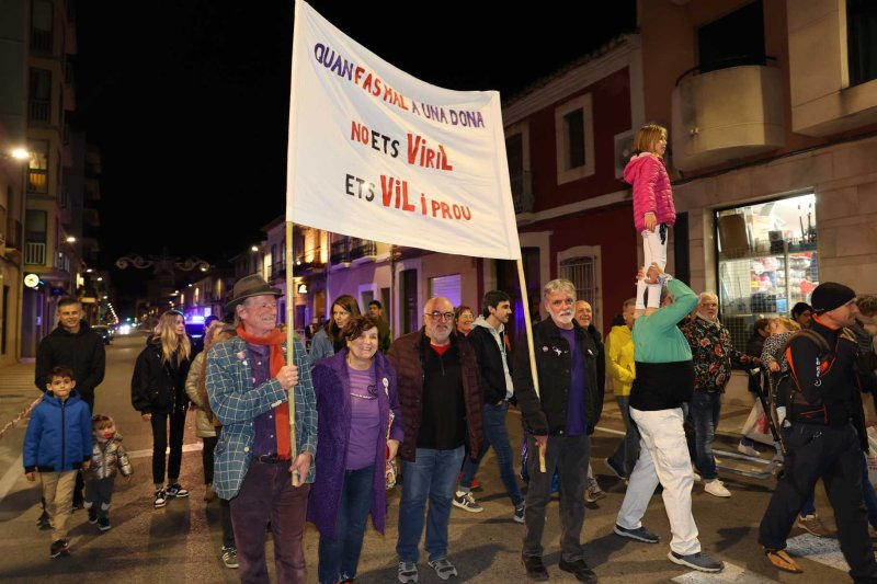 Vora 300 persones es manifesten a Gata en la primera convocatòria comarcal contra la violència de gènere Vora 300 persones es manifesten a Gata en la primera convocatòria comarcal contra la violència de gènere