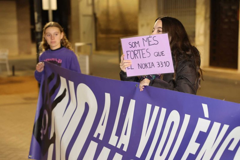 Vora 300 persones es manifesten a Gata en la primera convocatòria comarcal contra la violència de gènere Vora 300 persones es manifesten a Gata en la primera convocatòria comarcal contra la violència de gènere