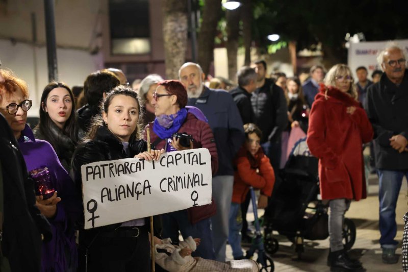 Vora 300 persones es manifesten a Gata en la primera convocatòria comarcal contra la violència de gènere Vora 300 persones es manifesten a Gata en la primera convocatòria comarcal contra la violència de gènere