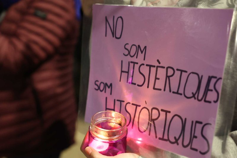 Vora 300 persones es manifesten a Gata en la primera convocatòria comarcal contra la violència de gènere Vora 300 persones es manifesten a Gata en la primera convocatòria comarcal contra la violència de gènere