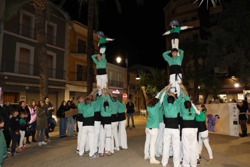 Vora 300 persones es manifesten a Gata en la primera convocatòria comarcal contra la violència de gènere Vora 300 persones es manifesten a Gata en la primera convocatòria comarcal contra la violència de gènere