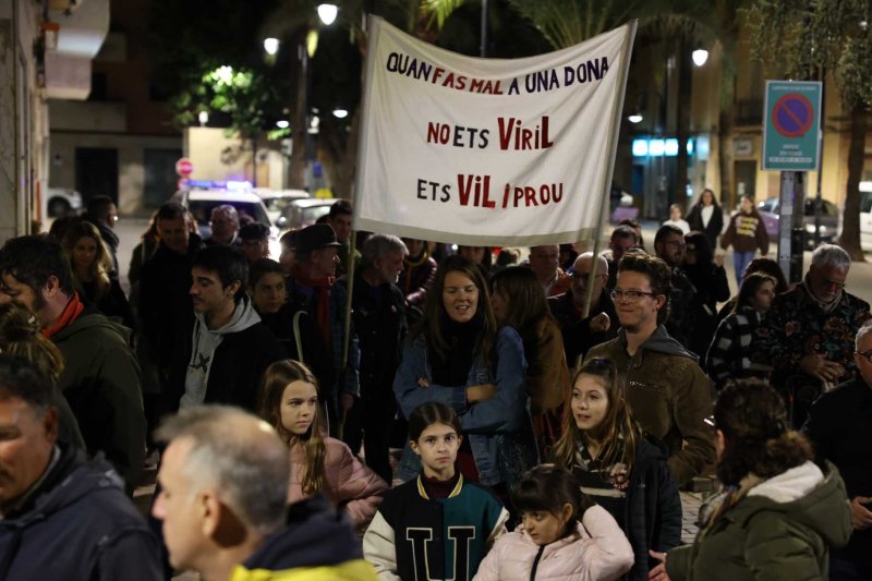 Vora 300 persones es manifesten a Gata en la primera convocatòria comarcal contra la violència de gènere Vora 300 persones es manifesten a Gata en la primera convocatòria comarcal contra la violència de gènere