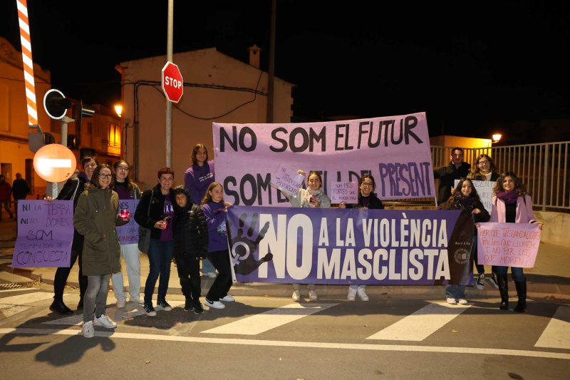 Vora 300 persones es manifesten a Gata en la primera convocatòria comarcal contra la violència de gènere Vora 300 persones es manifesten a Gata en la primera convocatòria comarcal contra la violència de gènere