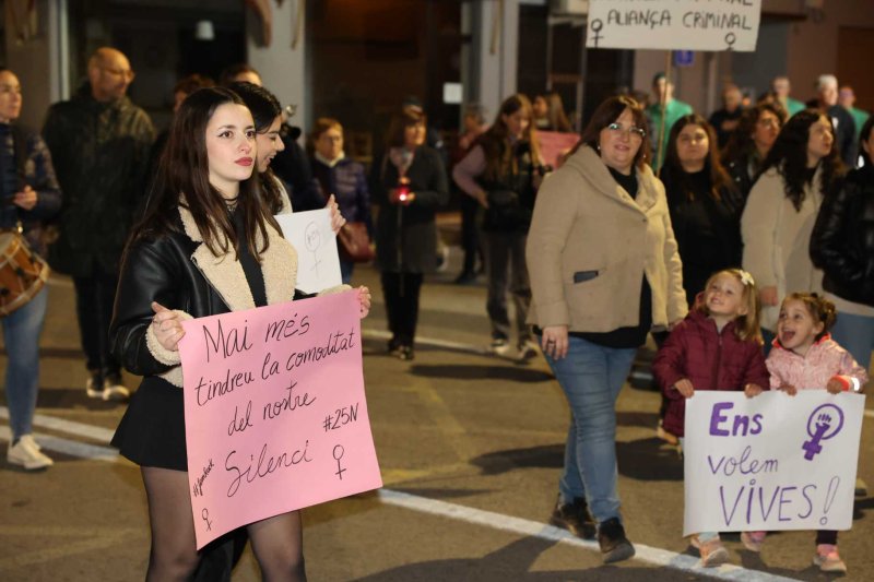 Vora 300 persones es manifesten a Gata en la primera convocatòria comarcal contra la violència de gènere Vora 300 persones es manifesten a Gata en la primera convocatòria comarcal contra la violència de gènere