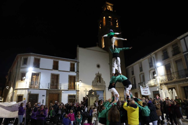 Vora 300 persones es manifesten a Gata en la primera convocatòria comarcal contra la violència de gènere Vora 300 persones es manifesten a Gata en la primera convocatòria comarcal contra la violència de gènere
