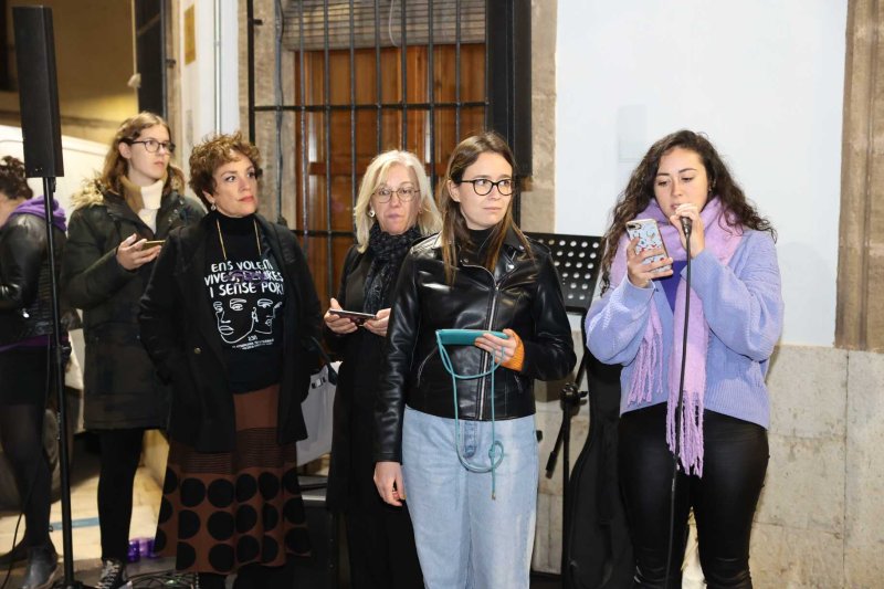 Vora 300 persones es manifesten a Gata en la primera convocatòria comarcal contra la violència de gènere Vora 300 persones es manifesten a Gata en la primera convocatòria comarcal contra la violència de gènere