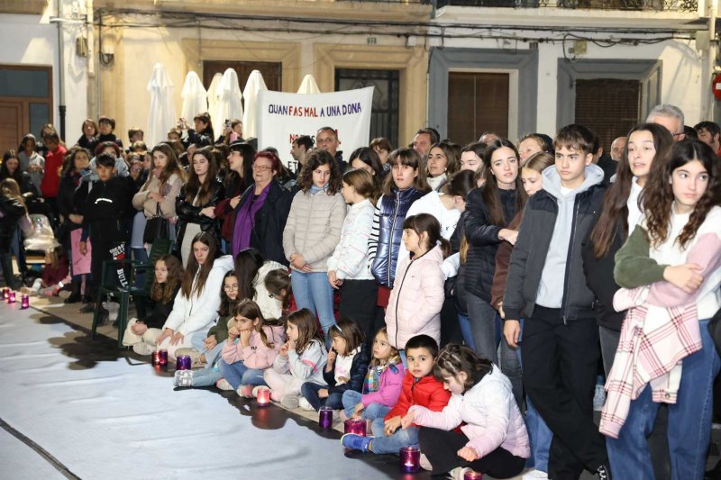 Vora 300 persones es manifesten a Gata en la primera convocatòria comarcal contra la violència de gènere Vora 300 persones es manifesten a Gata en la primera convocatòria comarcal contra la violència de gènere