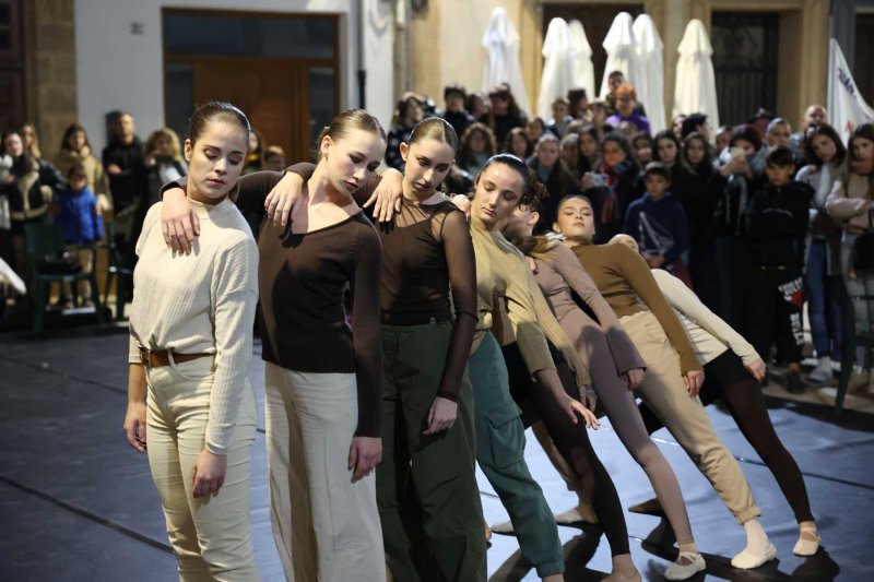 Vora 300 persones es manifesten a Gata en la primera convocatòria comarcal contra la violència de gènere Vora 300 persones es manifesten a Gata en la primera convocatòria comarcal contra la violència de gènere