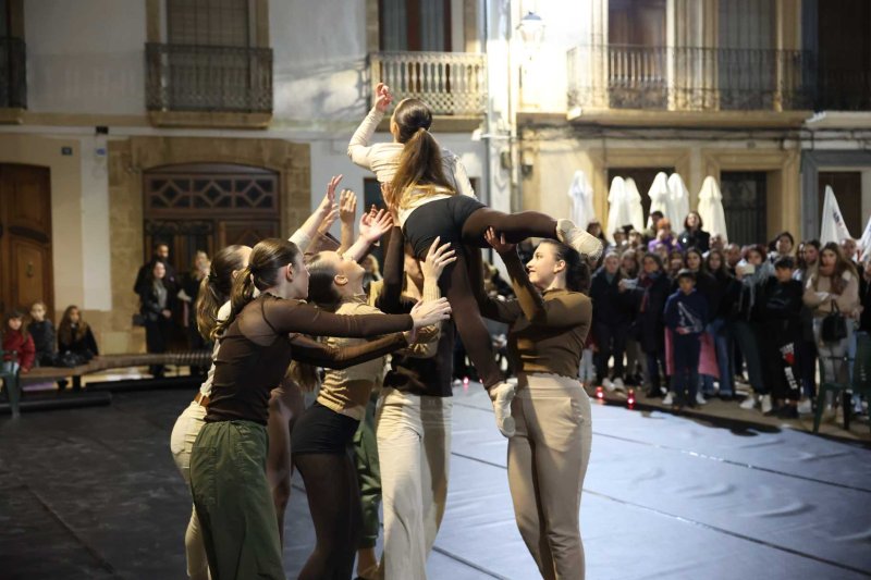 Vora 300 persones es manifesten a Gata en la primera convocatòria comarcal contra la violència de gènere Vora 300 persones es manifesten a Gata en la primera convocatòria comarcal contra la violència de gènere