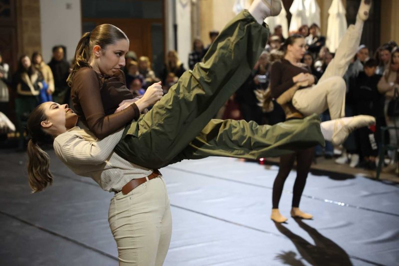 Vora 300 persones es manifesten a Gata en la primera convocatòria comarcal contra la violència de gènere Vora 300 persones es manifesten a Gata en la primera convocatòria comarcal contra la violència de gènere