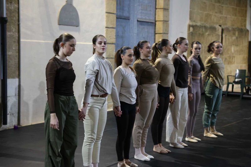 Vora 300 persones es manifesten a Gata en la primera convocatòria comarcal contra la violència de gènere Vora 300 persones es manifesten a Gata en la primera convocatòria comarcal contra la violència de gènere