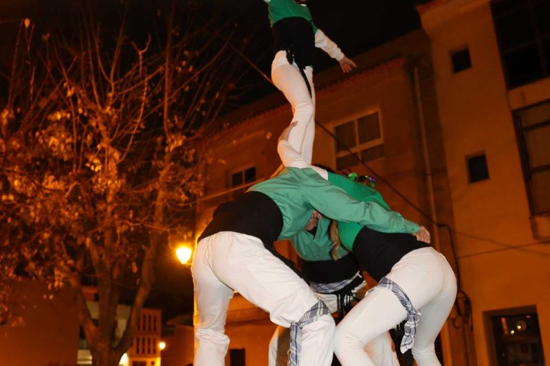 Vora 300 persones es manifesten a Gata en la primera convocatòria comarcal contra la violència de gènere Vora 300 persones es manifesten a Gata en la primera convocatòria comarcal contra la violència de gènere